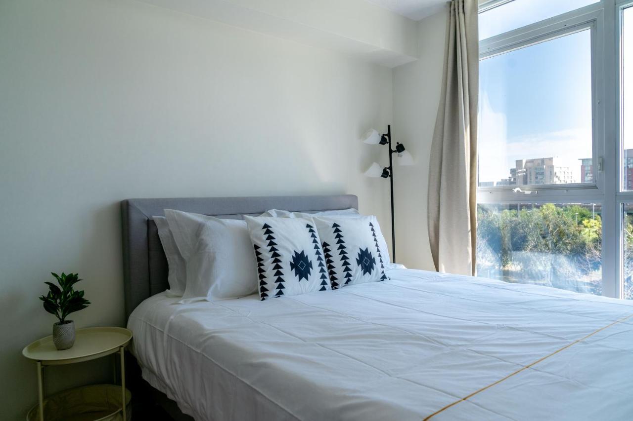 Large 2 Bedrooms Besides Cn Tower Торонто Екстер'єр фото