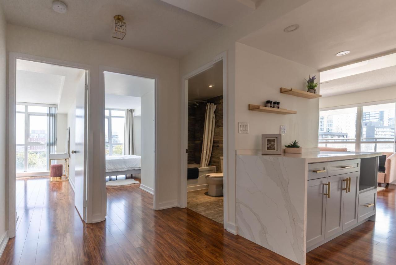 Large 2 Bedrooms Besides Cn Tower Торонто Екстер'єр фото